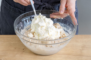 Sahne unter den Milchreis rühren