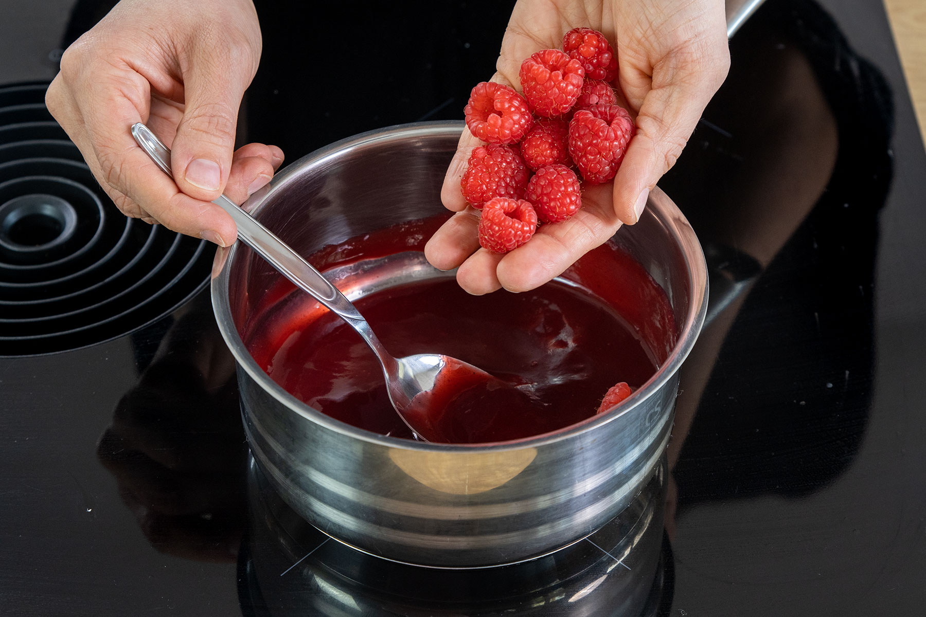 Himbeeren zur Konfitüre geben