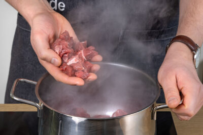 Rindergulasch im Topf anbraten