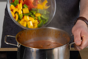 Paprika zur Mitternachtssuppe geben