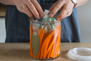 Glasmurmeln zum beschweren auf die fermentierten Möhren legen