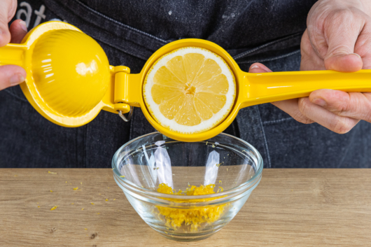Den Saft einer Zitrone auffangen