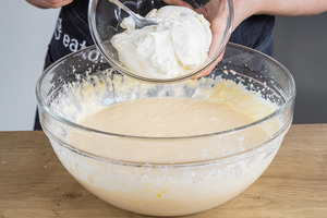Creme Fraiche zur New York Cheesecake-Masse geben