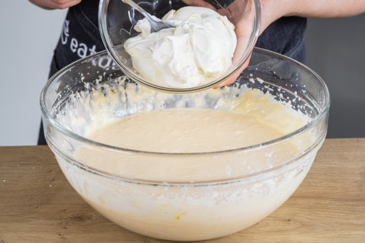 Creme Fraiche zur New York Cheesecake-Masse geben