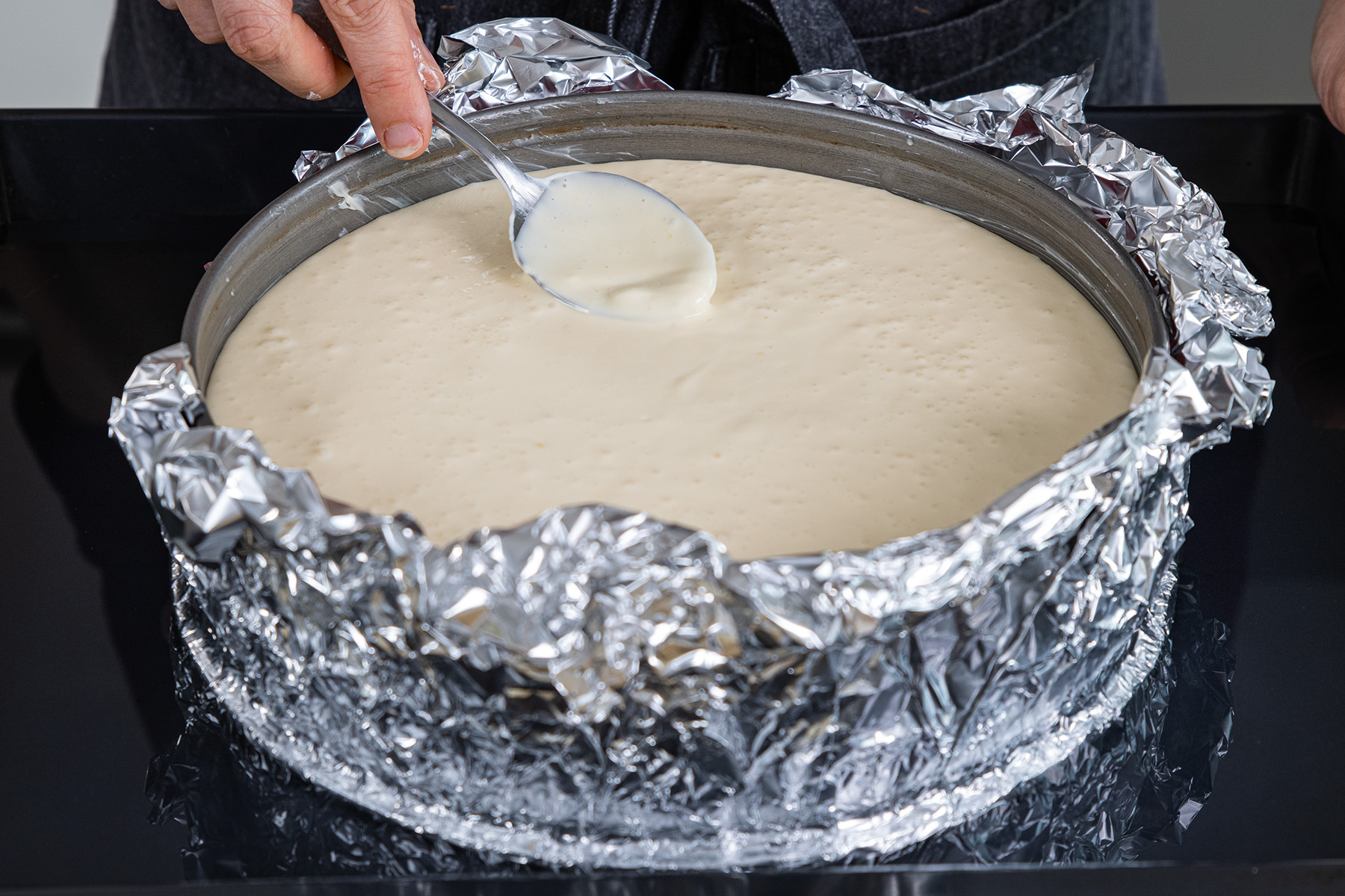 New York Cheesecake-Masse in der Springform verteilen