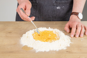Eier und Mehl vermischen