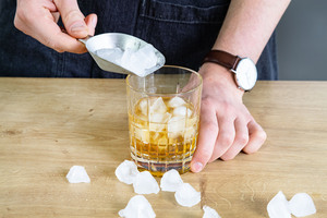 Eiswürfel dazugeben