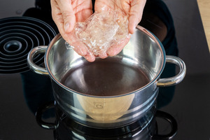 Gelatine in den Topf geben