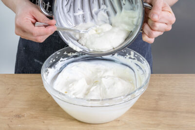 Gelatine-Creme-Mischung zur Philadelphia-Creme geben