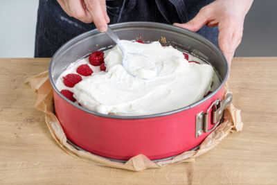 Philadelphia-Creme über die Himbeeren sreichen