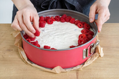 Philadelphia-Himbeer-Torte dekorieren