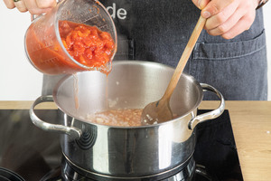 gehackte Tomaten dazugeben