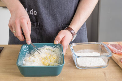 Eier und Parmesan verrühren