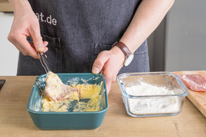 Fleisch mit Käse-Ei Masse benetzen