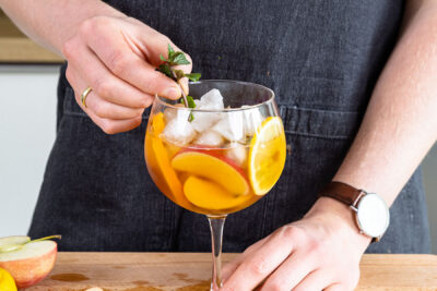 Pimm's No 1 Cup Cocktail mit Minze dekorieren