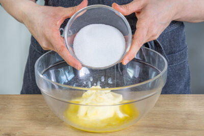 Zucker zur Butter geben