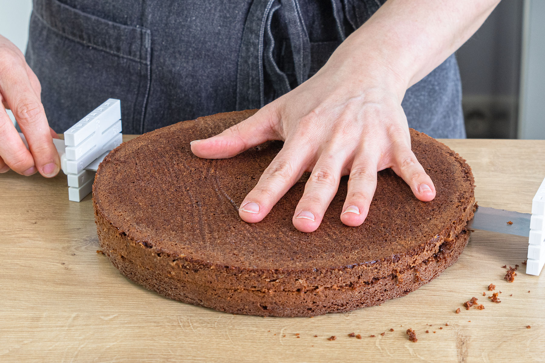 Boden für fruchtige Preiselbeertorte halbieren