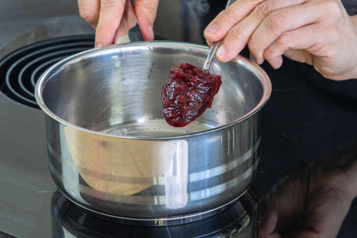 Preiselbeeren in den Topf geben