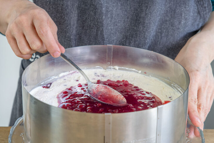 Preiselbeeren auf der Torte verteilen