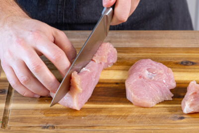 Putenbrust in Steaks schneiden