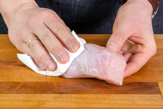 Putenfleisch mit Küchenpapier abtupfen
