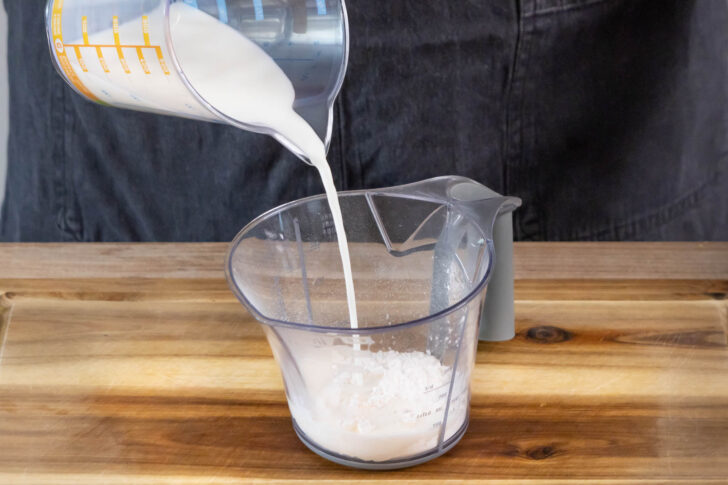 Milch und Puddingpulver verrühren