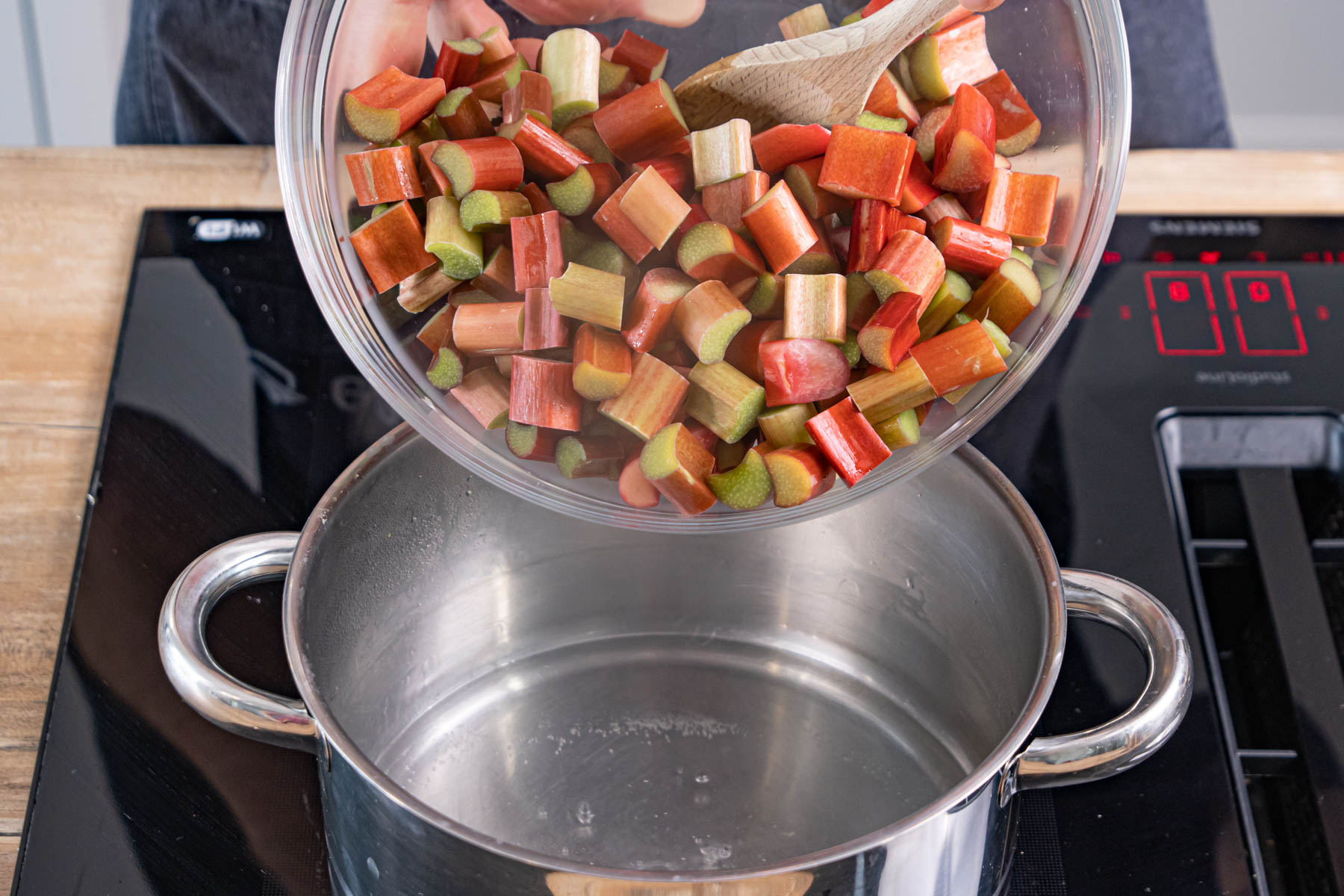 Rhabarber im Zuckerwasser kochen