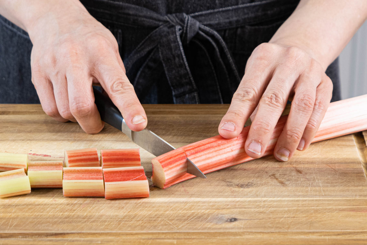 Rhabarberkuchen mit Rührteig | Rezept