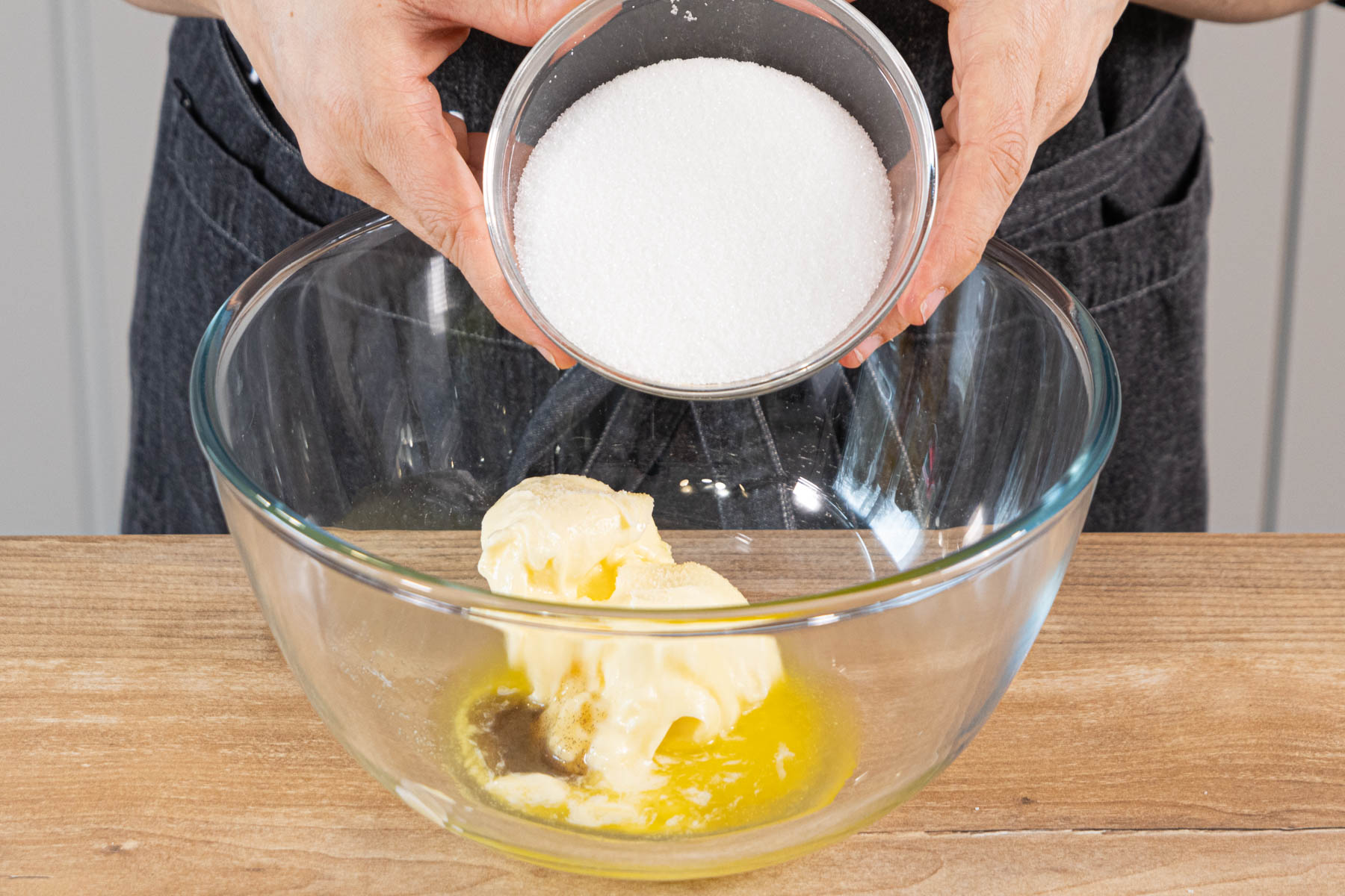 Butter mit Zucker schaumig schlagen