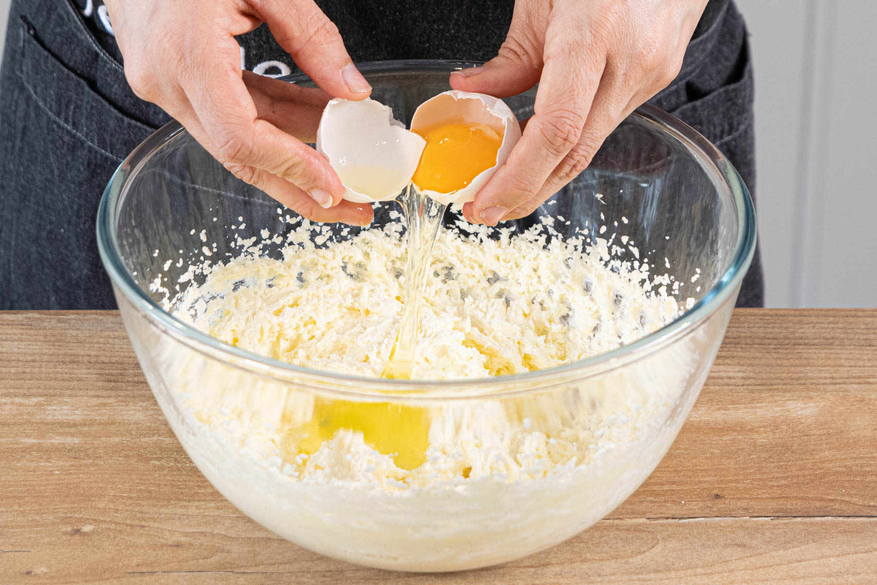 Eier unter den Teig rühren