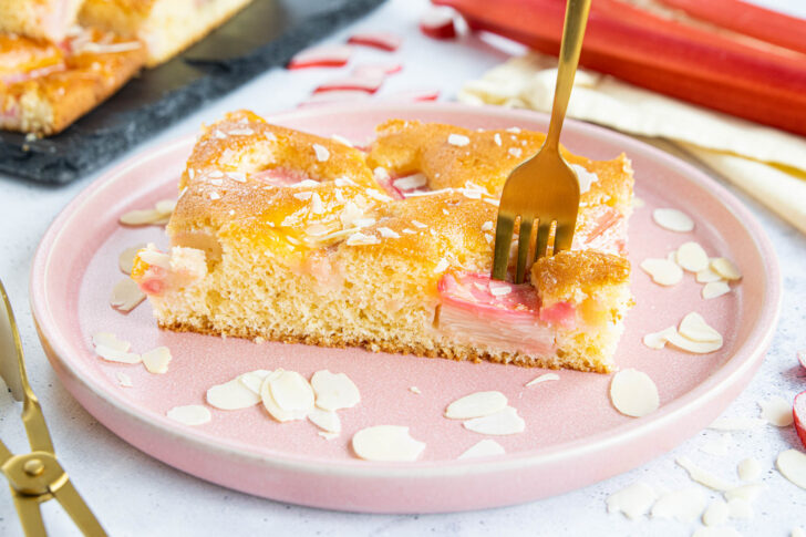 Rhabarberkuchen mit Rührteig