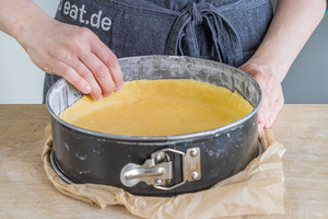Teig in die Springform drücken