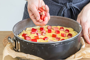 Rhabarber auf Vanillepudding verteilen