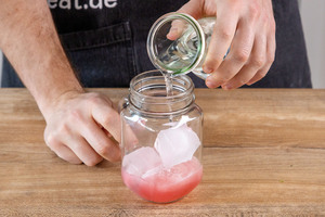 Mineralwasser ins Glas gießen