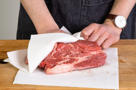 Rinderbraten abtupfen