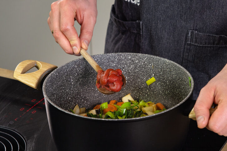 Tomatenmark zum Suppengrün geben