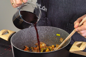 Rotwein dazugießen