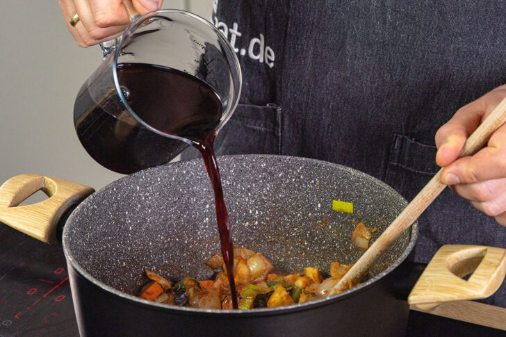 Rotwein dazugießen