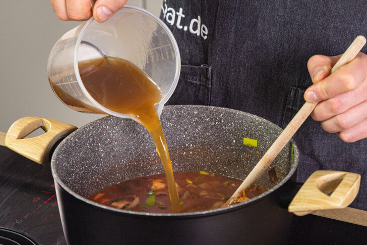 Fleischbrühe dazugeben