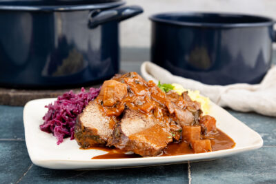 Rinderbraten mit Kartoffelpüree und Rotkraut