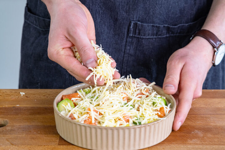 Rosenkohl-Lachs-Gratin mit Gouda bestreuen
