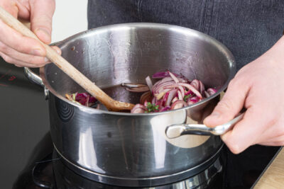 Zwiebeln mit restlichen Zutaten ziehen lassen, anschließend einkochen