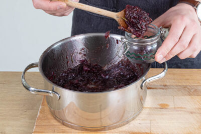 Rote Zwiebelmarmelade pürieren und in Gläse füllen