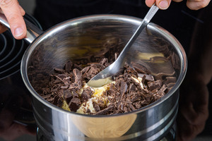 Schokolade mit Butter schmelzen