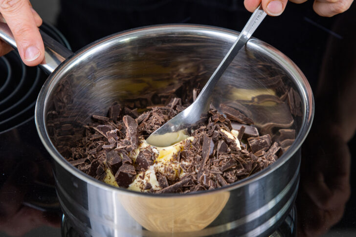 Schokolade mit Butter schmelzen