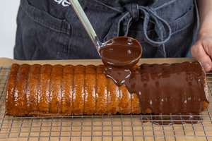 Rehrücken-Kuchen mit Schokoglasur überziehen