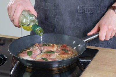 Saltimbocca mit Weißwein ablöschen