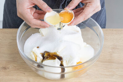 Eier, Zucker und Frischkäse verrühren