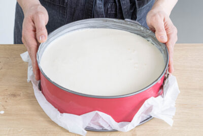Käsekuchenmasse in die Form geben