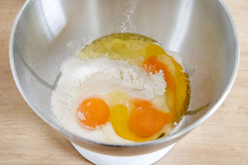 Mehl, Eier, Öl, Wasser und Salz in eine Schüssel geben